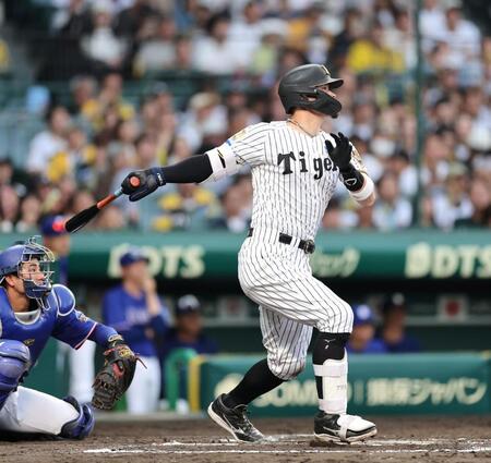 ７回、中越えにソロを放つ佐藤輝（撮影・山口登）