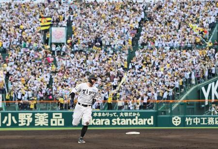７回、ソロを放った佐藤輝はスタンドの声援を受け本塁へ走る（撮影・田中太一）