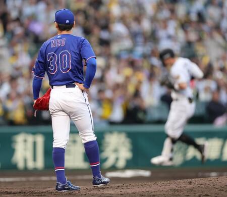 ７回、佐藤輝にソロを許す根尾（撮影・山口登）