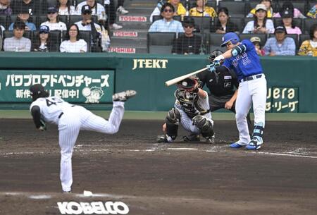 ４回、空振り三振に倒れる細川（撮影・飯室逸平）