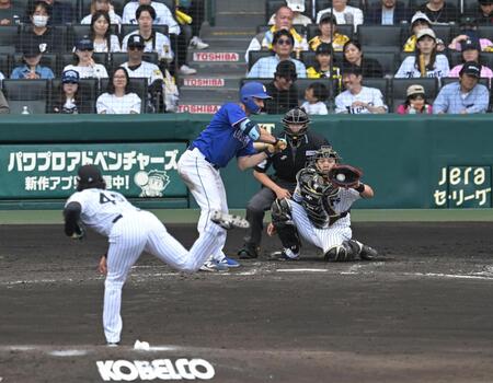 ４回、見逃し三振に倒れるボスラー（撮影・飯室逸平）