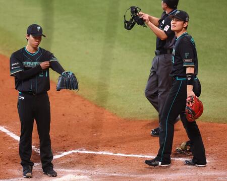 ８回、自身の野選と悪送球で追加点と進塁を許し、顔をしかめる清宮幸（左は大川）＝撮影・中島達哉