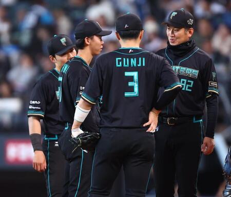 ８回、プロ初登板するもイニング途中で降板する大川（左から２人目）＝撮影・中島達哉