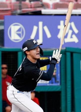 ６回、西川が右越えに適時打を放つ
