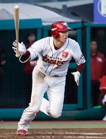 ６回、中島が右翼線に２点二塁打を放つ