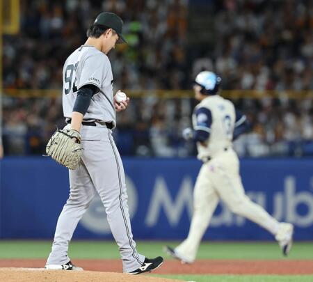 ４回、ヤクルトのオスナ（右）に逆転３ランを許した井上