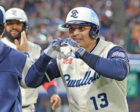 ４回、逆転３ランを放ちベンチ前でポーズするオスナ。後方は、二走サンタナ