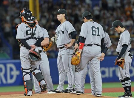 ５回、降板する井上（左から３人目）