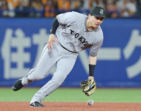 ７回、古賀の打球を失策する遊撃手泉口