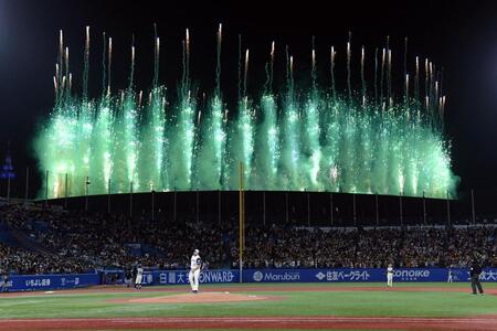 国立競技場から上がったグリーンの花火（撮影・佐藤厚）