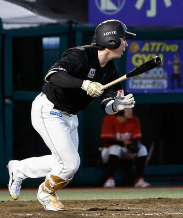 ８回、寺地が勝ち越しの遊撃内野安打を放つ