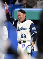 　奇跡の逆転サヨナラ勝ちに大喜びの池山監督（撮影・佐藤厚）