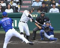 １回、高橋宏（１９）から同点三塁打を放つ佐藤輝（撮影・飯室逸平）