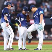 ６回、レイエスの打球が当たった平良（右）＝撮影・中島達哉