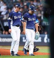６回、レイエスの打球が当たり、ベンチに戻る平良（右）＝撮影・中島達哉