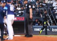 ６回、打球が当たった平良（左）を見つめるレイエス（撮影・中島達哉）