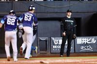 ４回、追加点を許し、ぼうぜんとする有原（撮影・中島達哉）