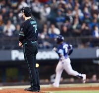 ３回、渡部（右）に３ランを浴びた有原（撮影・中島達哉）