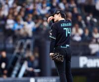 ３回、先制を許し、汗をぬぐう有原（撮影・中島達哉）