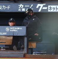 ８回、源田に満塁本塁打を浴びるなどこの回８失点し、下を向く新庄監督（右）＝撮影・中島達哉