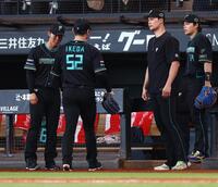 ８回途中から登板するも源田に満塁本塁打を浴びるなど追加点を許し、ベンチに戻る池田（中央）＝撮影・中島達哉
