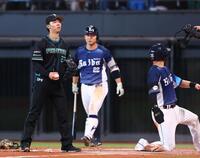 ８回、暴投で追加点を許した大川（左）＝撮影・中島達哉