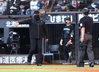 ７回、球審に説明を求める新庄監督（撮影・中島達哉）