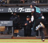 ９回、吉田（右）が中飛に倒れ、引き揚げる新庄監督（撮影・中島達哉）