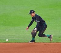 ８回、打者・林安可の打球をファンブルする奈良間（撮影・中島達哉）