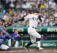 ７回、中越えにソロを放つ佐藤輝（撮影・山口登）