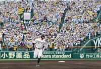 ７回、ソロを放った佐藤輝はスタンドの声援を受け本塁へ走る（撮影・田中太一）