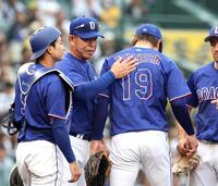 ６回、先発の高橋宏を交代させる井上監督（中央）＝撮影・山口登