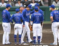 ６回途中で降板を告げられる高橋宏（中央）＝撮影・飯室逸平