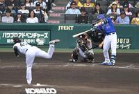 ４回、空振り三振に倒れる細川（撮影・飯室逸平）