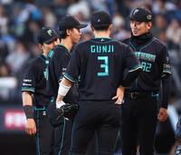 ８回、プロ初登板するもイニング途中で降板する大川（左から２人目）＝撮影・中島達哉