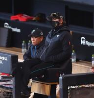 ８回、清宮幸の野選と悪送球で追加点を許し、厳しい表情の新庄監督（右）＝撮影・中島達哉