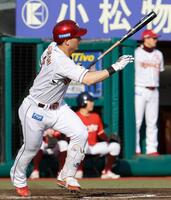 １回、村林が左前に先制打を放つ