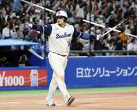 ４回、オスナが左越えに逆転３ランを放つ