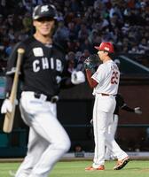 ８回、石川慎（手前）に同点の押し出し四球を与えた田中千