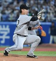 １回、長岡の投ゴロを好捕する井上（撮影・佐藤厚）