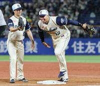 ５回、井上の一ゴロを転倒しながら処理したオスナ。左は増居