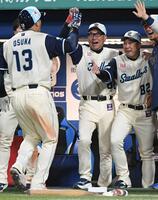 ４回、オスナ（左）に逆転３ランが飛び出し、大喜びで迎える池山監督（中央）＝撮影・佐藤厚