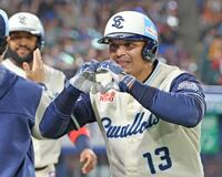 ４回、逆転３ランを放ちベンチ前でポーズするオスナ。後方は、二走サンタナ