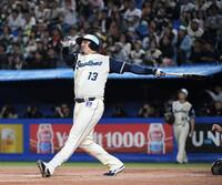 ４回、オスナは左越えに２号逆転３ランを放つ（撮影・佐藤厚）