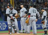 ５回、降板する井上（左から３人目）