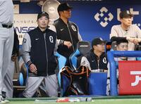 ９回、ベンチで厳しい表情を見せる阿部監督