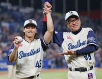 プロ初勝利を挙げ、ヤクルト・池山監督（右）に祝福される増居