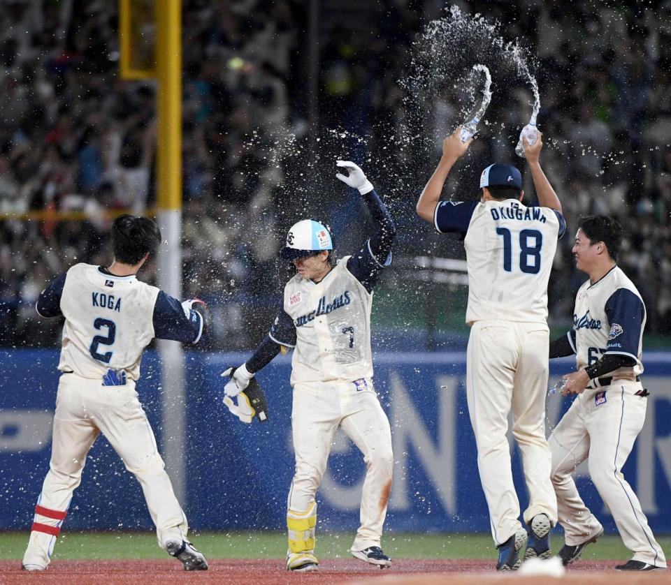 　９回、長岡（中央）がサヨナラ打を放ち、歓喜のシャワーを浴びる（撮影・佐藤厚）