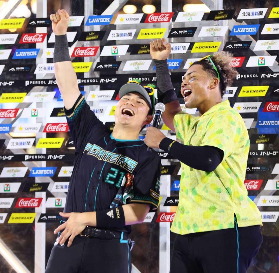 　お立ち台でさけぶ清宮幸（左）と水谷