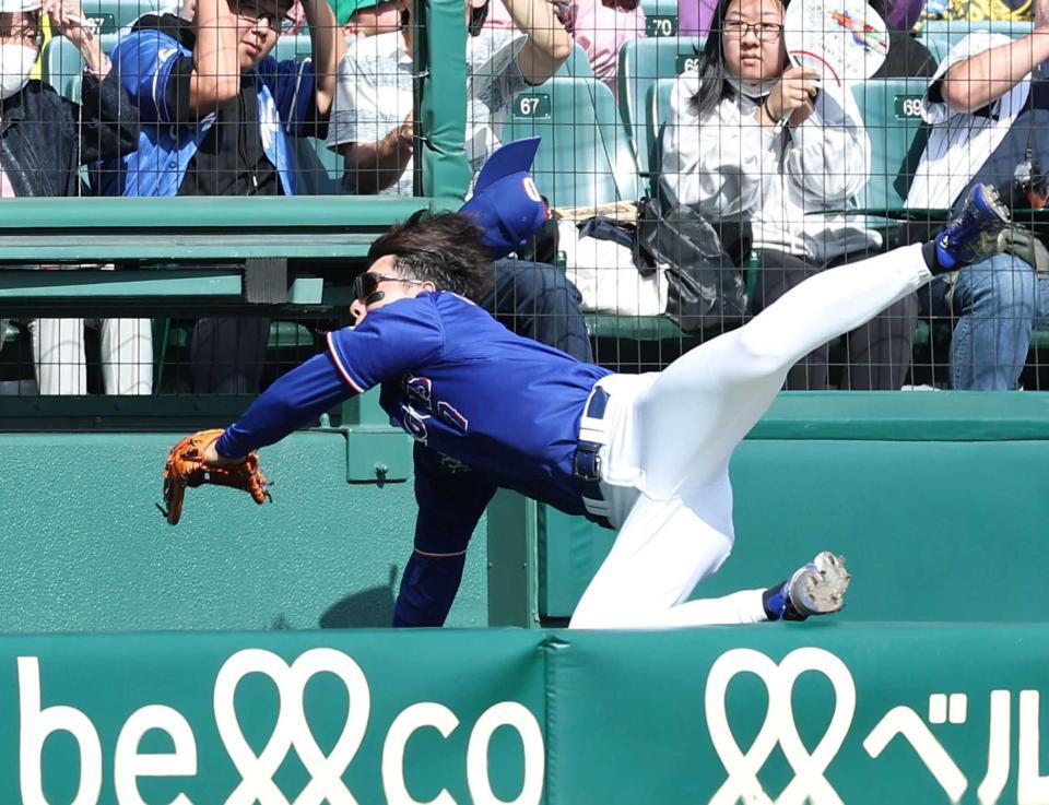 　３回、佐藤輝の飛球を追ってカメラ席に転落する福永（撮影・西田忠信）